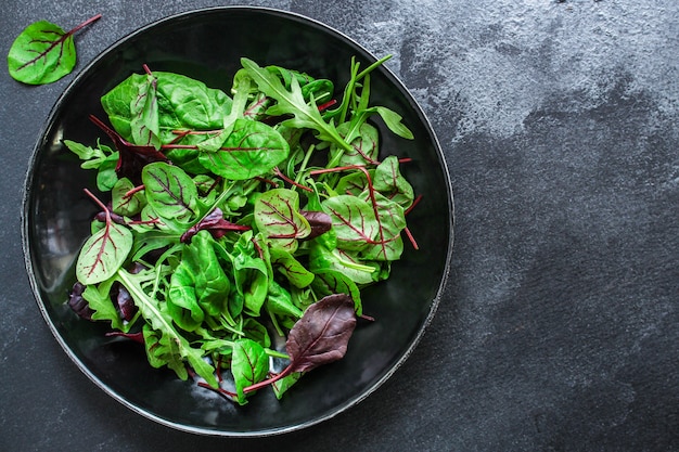 Mezcla de hojas de ensalada saludable