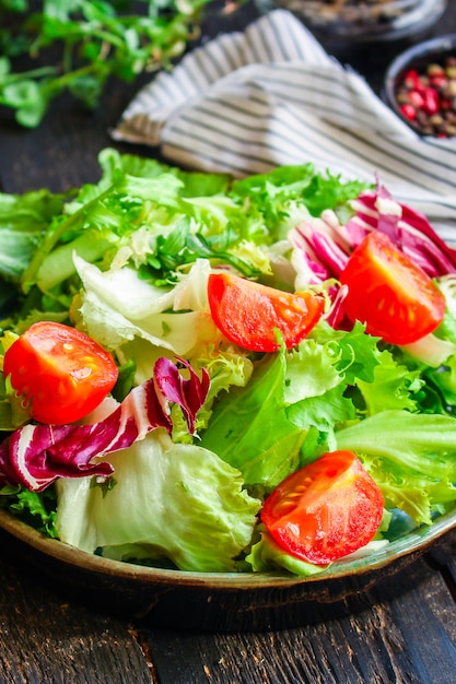 Mezcla de hojas de ensalada saludable