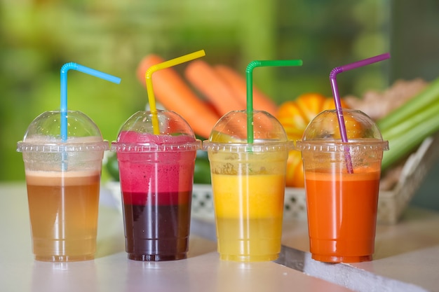Mezcla de jugo fresco de frutas y verduras, bebidas saludables.