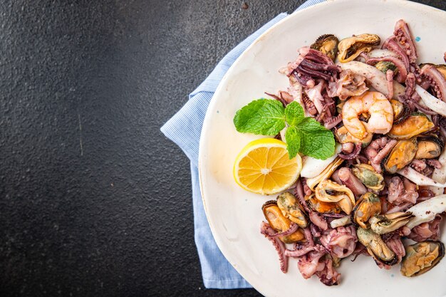 Mezcla de mariscos camarones calamares mejillones rapan pulpo porción fresca lista para comer comida snack