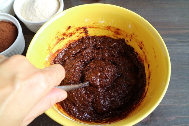 Mezcla de masa de pastel de chocolate negro en un tazón