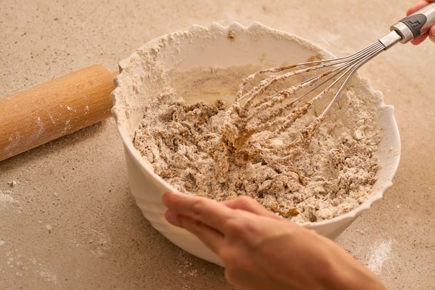 Foto mezcla de mezcla para el hombre de pan de jengibre de navidad para cocinar la mezcla de masa