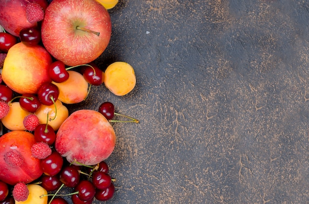 mezcla muchas diferentes frutas de temporada