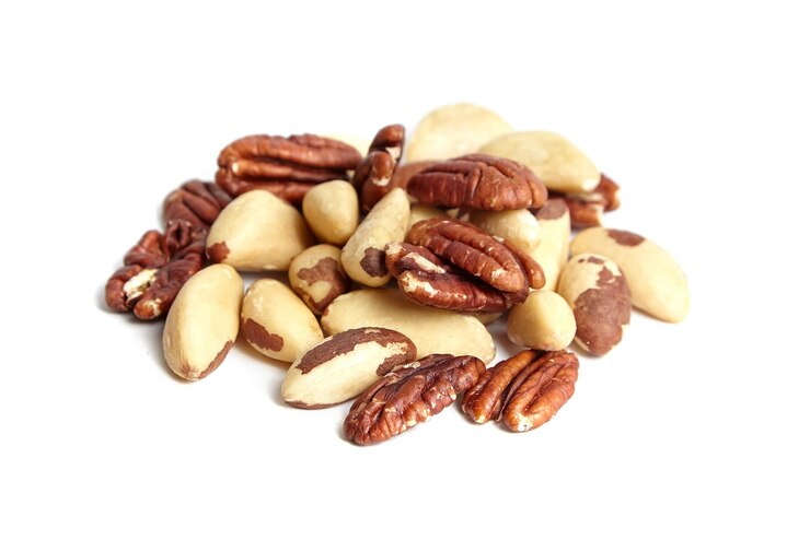 Mezcla de nueces de Brasil y nueces peladas aisladas en un fondo blanco Mezcla de nueces sabrosas y crudas