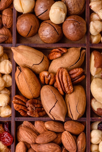 Mezcla de nueces de macadamia tostadas, anacardos, nueces, almendras, pasas y bayas secas.