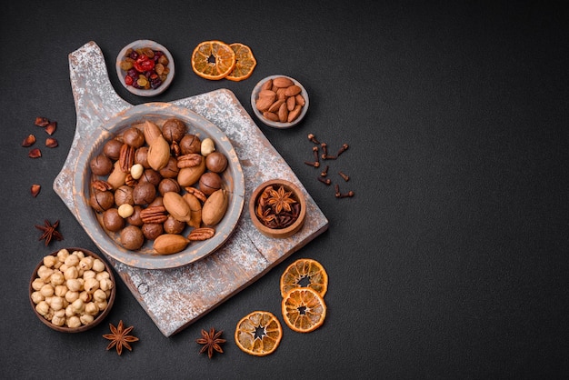 Mezcla de nueces de macadamia tostadas, anacardos, nueces, almendras, pasas y bayas secas.