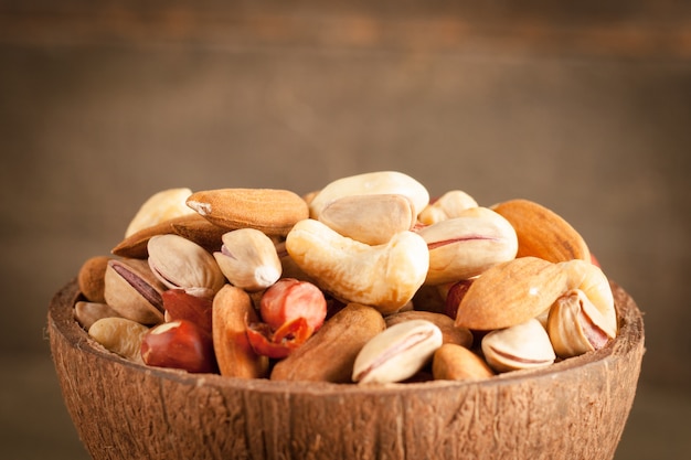 Mezcla de nueces en una mesa de madera