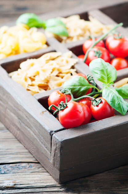 Mezcla de pasta italiana en la caja de madera.