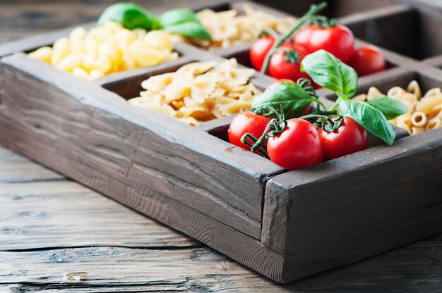 Mezcla de pasta italiana en la caja de madera.