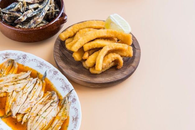 Mezcla de pescado (sepia, sardinas, frito, ensalada con salmón)