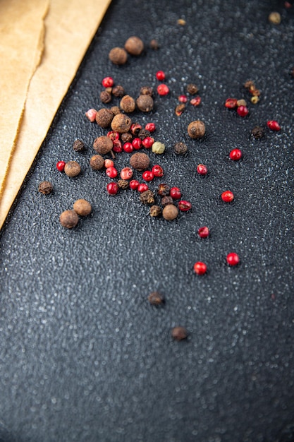 Foto mezcla de pimienta de jamaica pimienta rosa negra especias comida saludable comida dieta merienda en la mesa