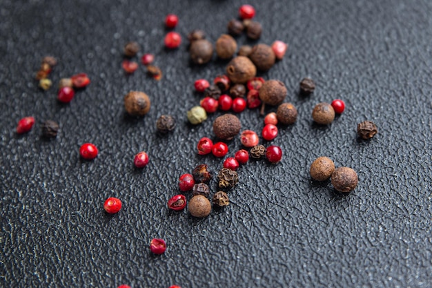 Foto mezcla de pimienta de jamaica pimienta rosa negra especias comida saludable comida dieta merienda en la mesa