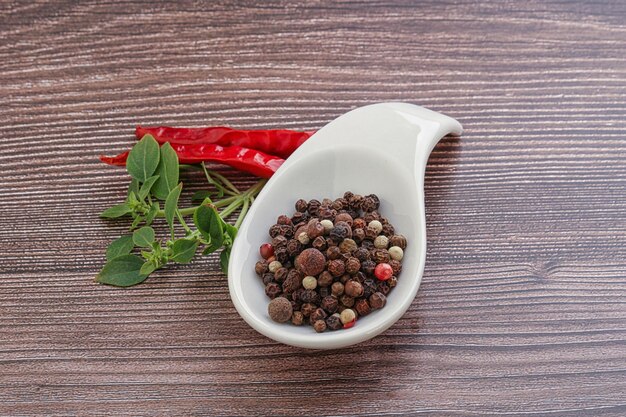 Foto mezcla de pimienta roja negra y amarilla