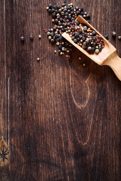 Mezcla de pimientos para cocinar sobre un fondo de madera