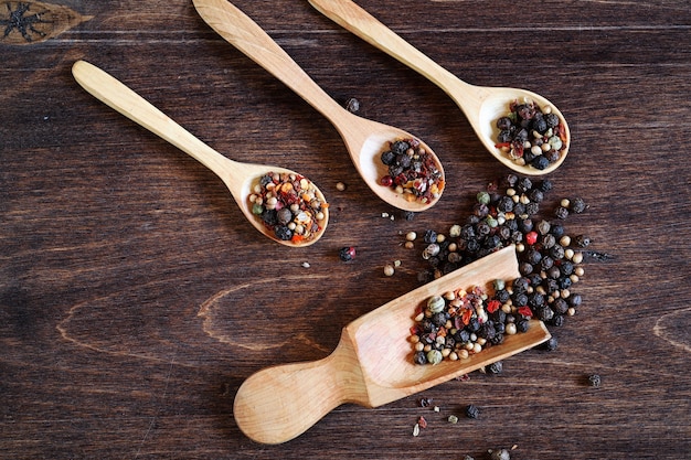 Mezcla de pimientos para cocinar sobre un fondo de madera