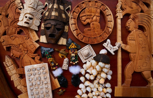 Foto mezcla de recuerdos de artesanías mexicanas mayas.