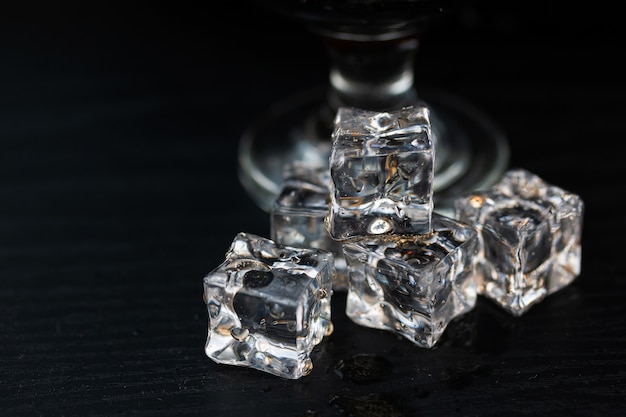 Mezcla de refrescos Hielo en vidrio aislado en mesa