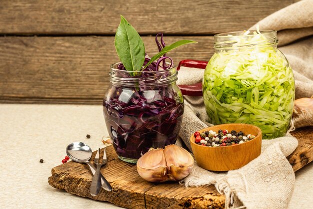 Una mezcla de repollo fermentado Alimentos probióticos saludables listos para comer Especias de la cocina tradicional