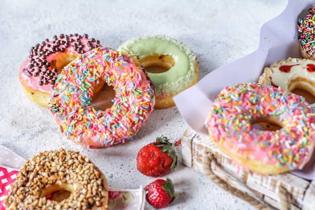 Mezcla de rosquillas dulces multicolores con chispas de colores