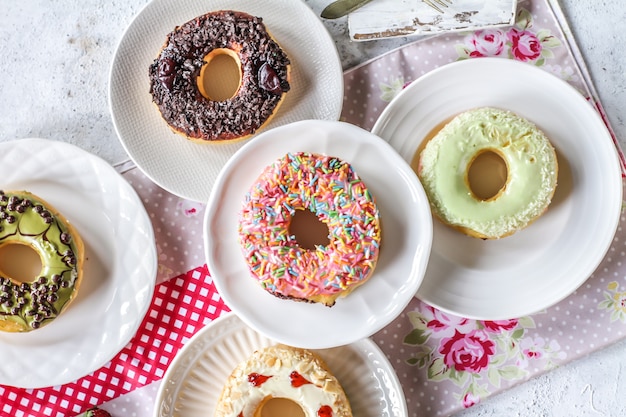 Mezcla de rosquillas dulces multicolores con chispas de colores