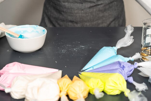 Mezcla de royal icing de diferentes colores para decorar galletas de azúcar.