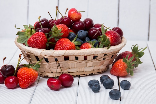 Mezcla sabrosa de la fruta en un fondo blanco