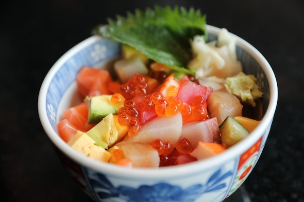 Mezcla el sushi donburi en un bol, comida japonesa.