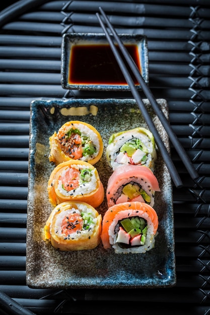 Mezcla de sushi fresco hecho de salmón y aguacate