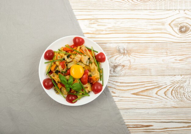 Mezcla de vegetales fritos en un plato blanco