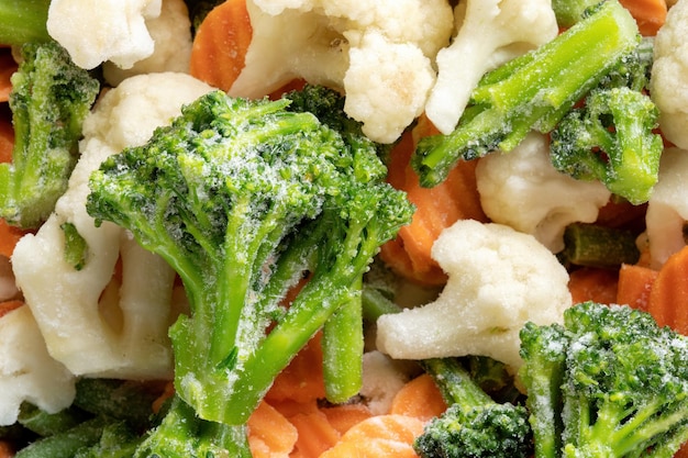 Mezcla de verduras col brócoli coliflor alimentos congelados verduras muestran escarcha Vista superior macro