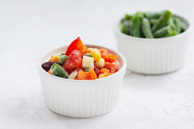 Mezcla de verduras congeladas en tazones blancos