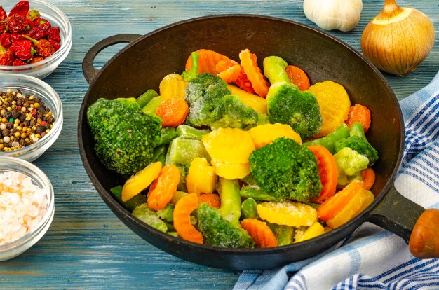 Foto mezcla de verduras frescas congeladas para freír