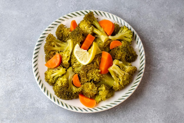 Mezcla de verduras hervidas. Brócoli, zanahorias, coliflor. Verduras al vapor para la dieta dietética baja en calorías.