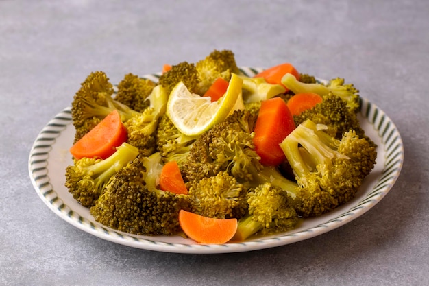 Mezcla de verduras hervidas. Brócoli, zanahorias, coliflor. Verduras al vapor para la dieta dietética baja en calorías.