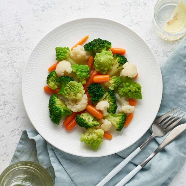 Mezcla de verduras hervidas en un plato