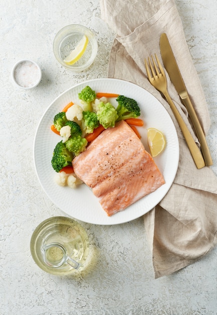 Mezcla de verduras hervidas y salmón.