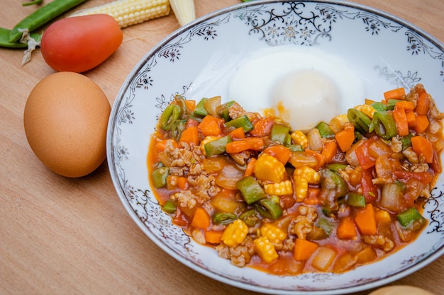 Mezcla de verduras y un huevo en un plato.