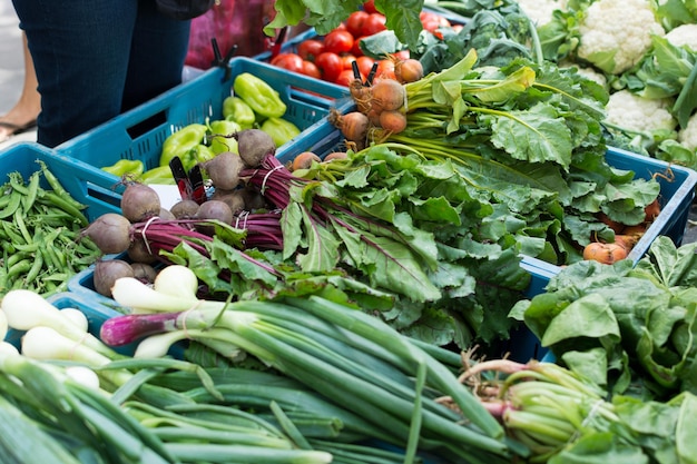 Mezcla de verduras en el mercado de agricultores