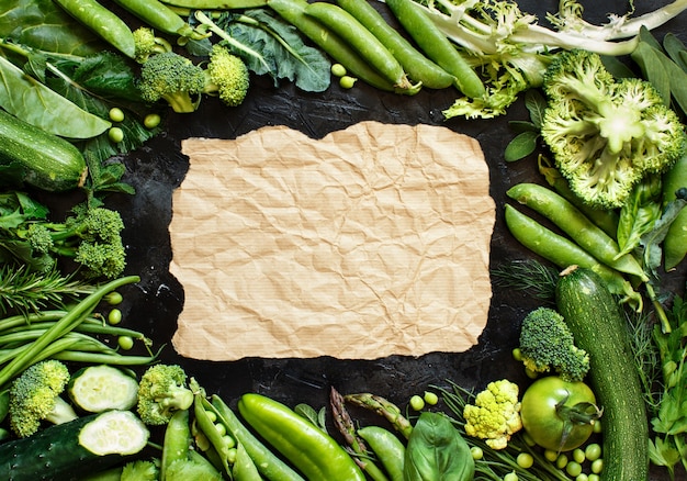 Mezcla de verduras en una mesa oscura de cerca