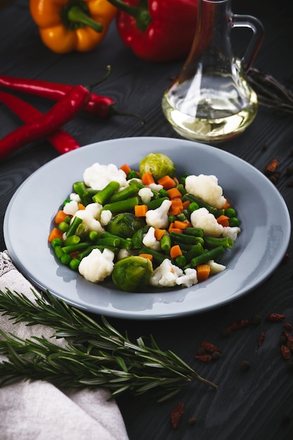 Mezcla de verduras en una placa azul