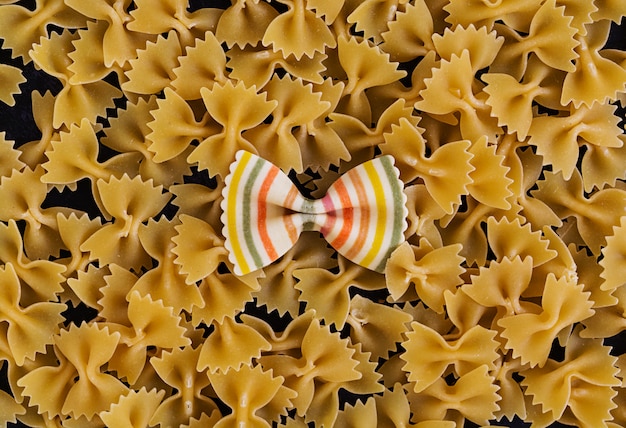 Mezclado colorido farfalle pasta. Lay Flat ..