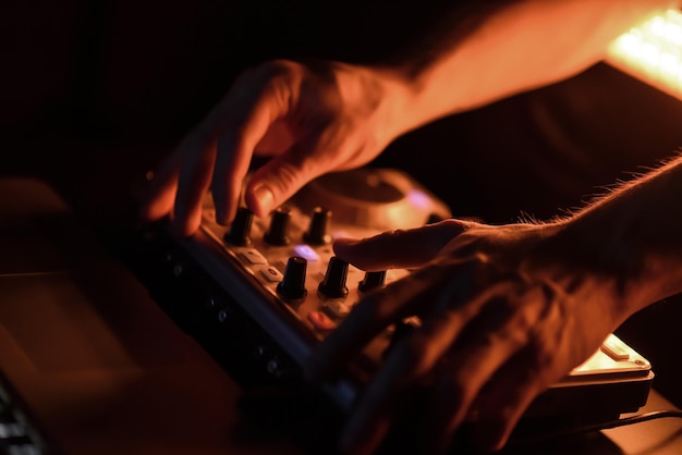 Mezclador de DJ discoteca iluminada por focos en el club