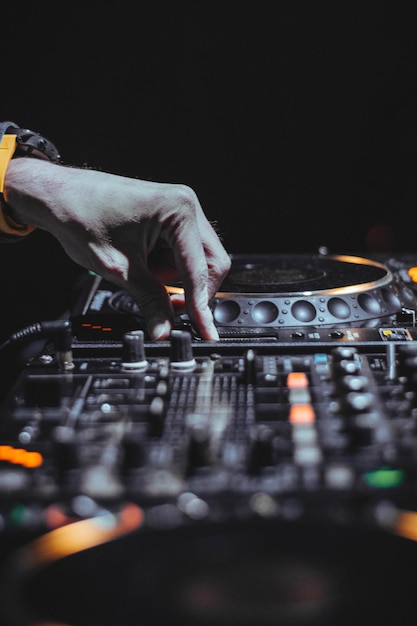 Foto mezclador de sonido accionado a mano recortado