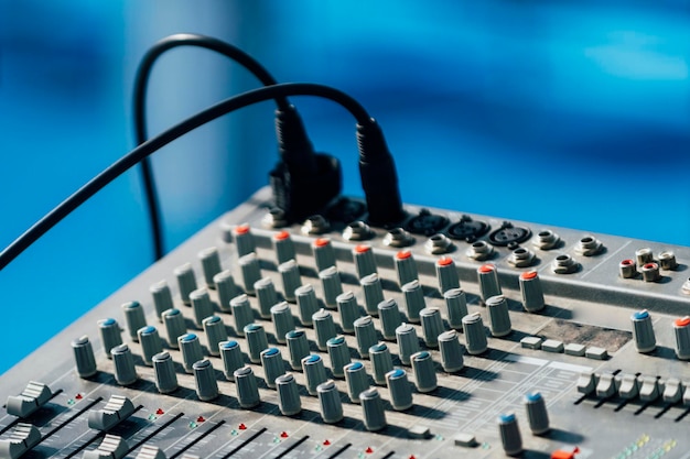 Mezclador de sonido de audio con fondo azul.