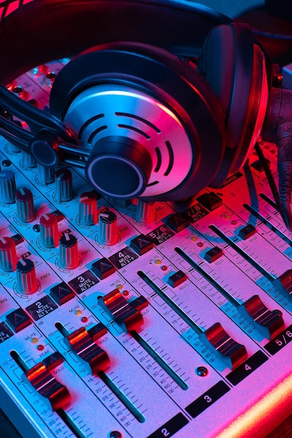 Mezclador de sonido y auriculares club party DJ ingeniería de sonido
