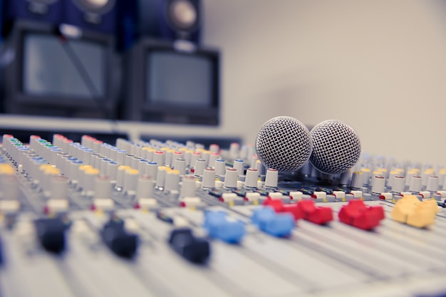 Mezclador de sonido y micrófonos relacionados en la sala de reuniones.