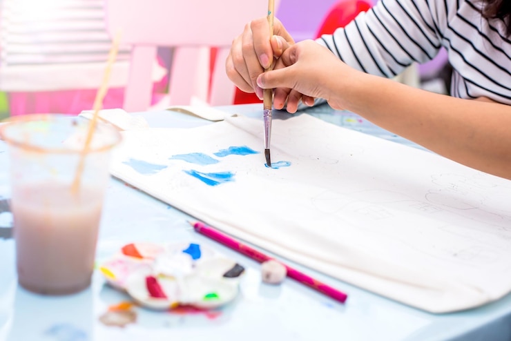 Foto mezclando acuarelas en una clase de pintura