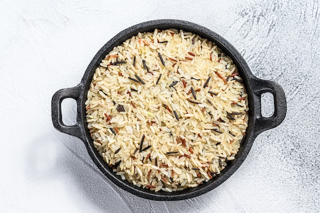 Foto mezclar arroz en una sartén de hierro fundido