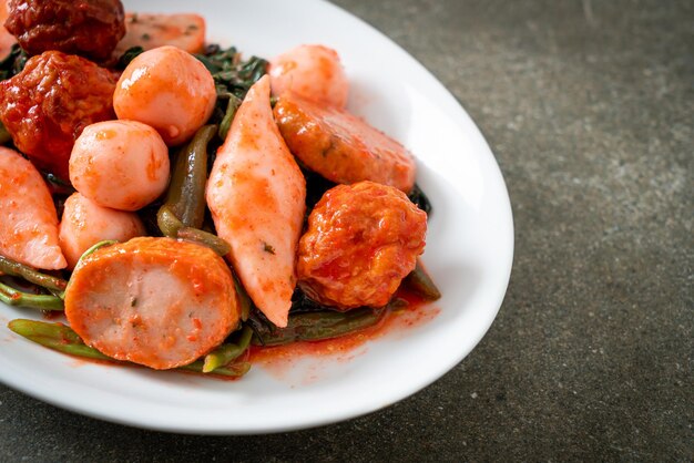 Foto mezclar bolas de pescado frito con salsa de yentafo