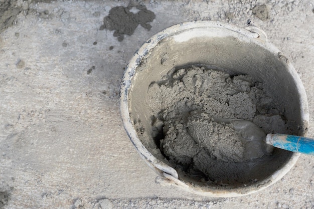 Mezclar concreto es mezclar mezclas de concreto como cemento, piedra o grava, arena, agua y otros aditivos (como aditivos para concreto).